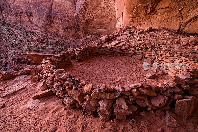 Anasazi Kiva和烛台沙漠峡谷景观